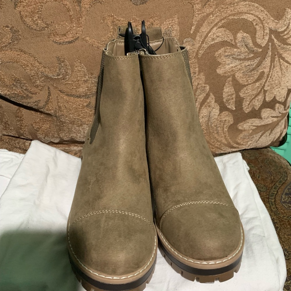 Women’s TruWare, brand new with tags, never worn, size 9Wide, tan, stylish